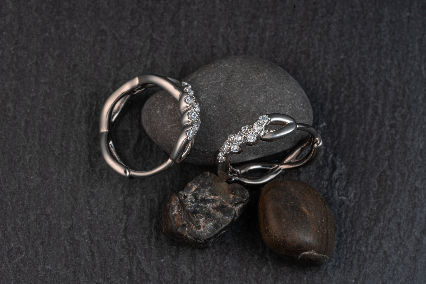 Argollas de Zamak delgadas ondas con incrustaciones