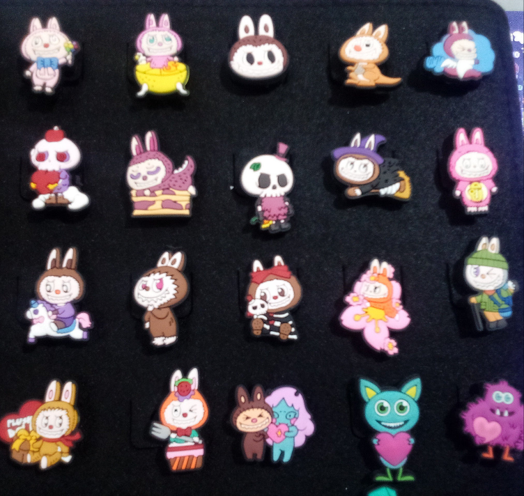 Pin Croks Labubu y sus Amigos
