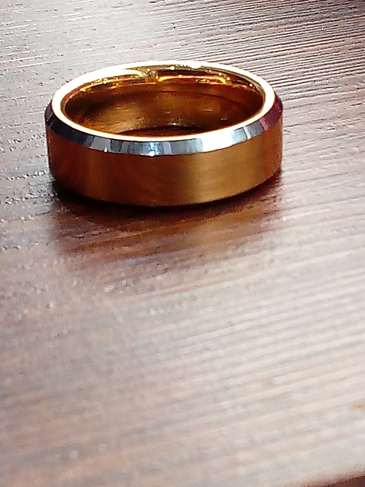 Anillo Tungsteno Biselado Dorado
