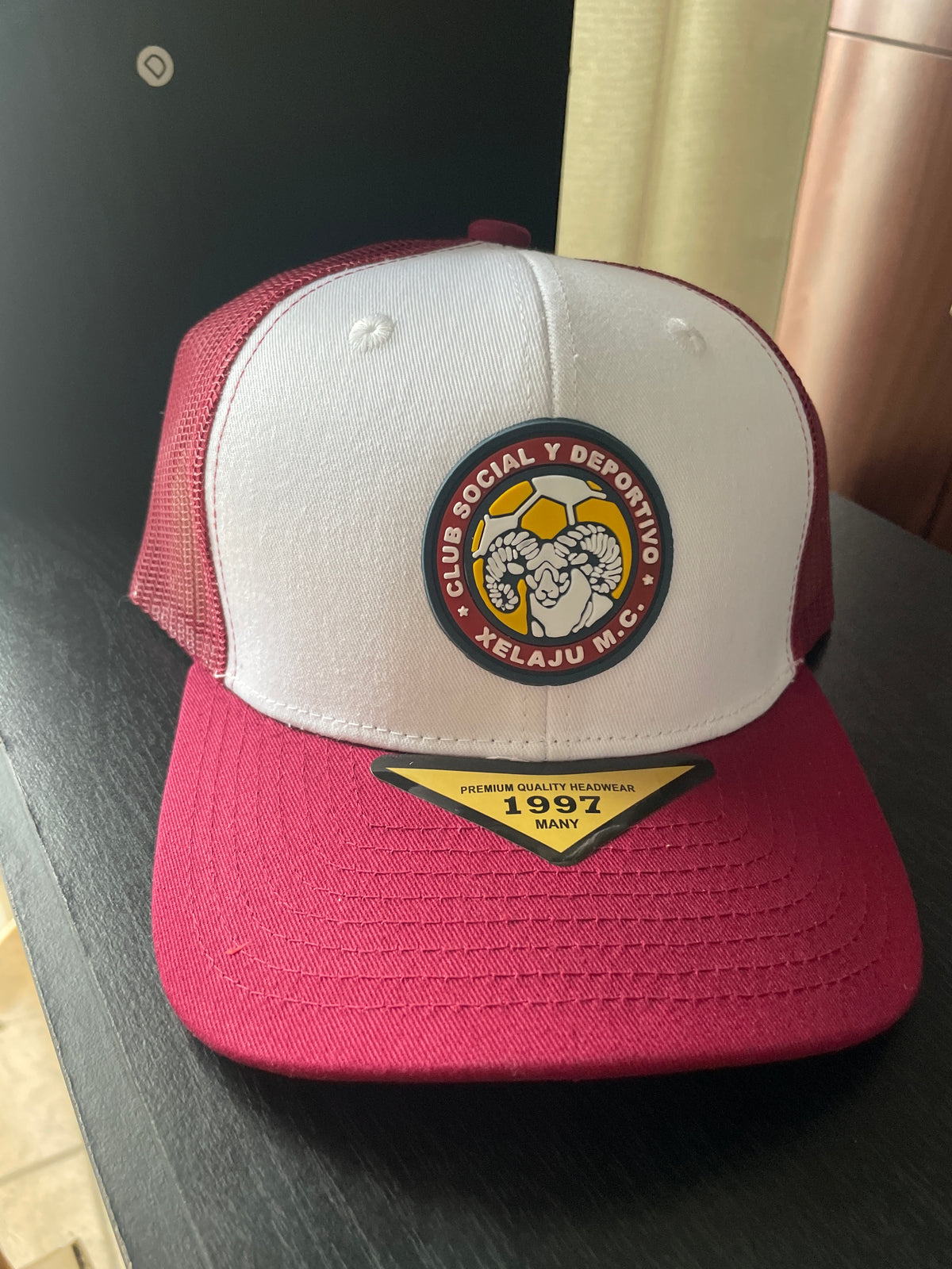 Gorra Xelajú MC camionero blanca y vino