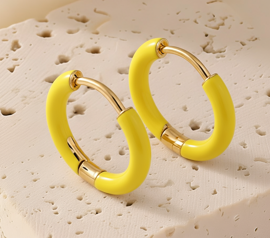 Aretes de acero dorado esmaltadas en colores ✨