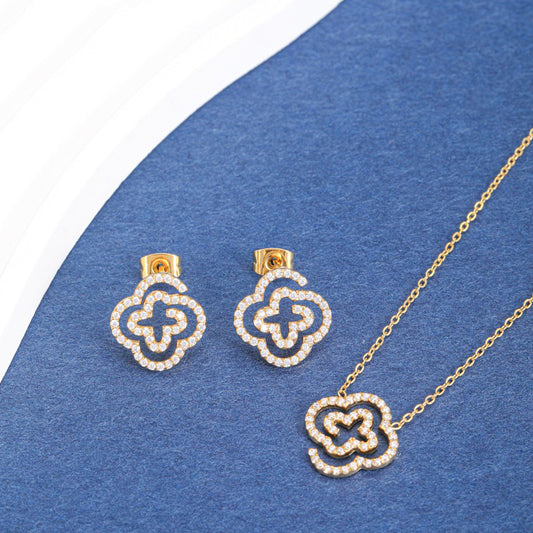 Set de de aretes y dije estilo trébol