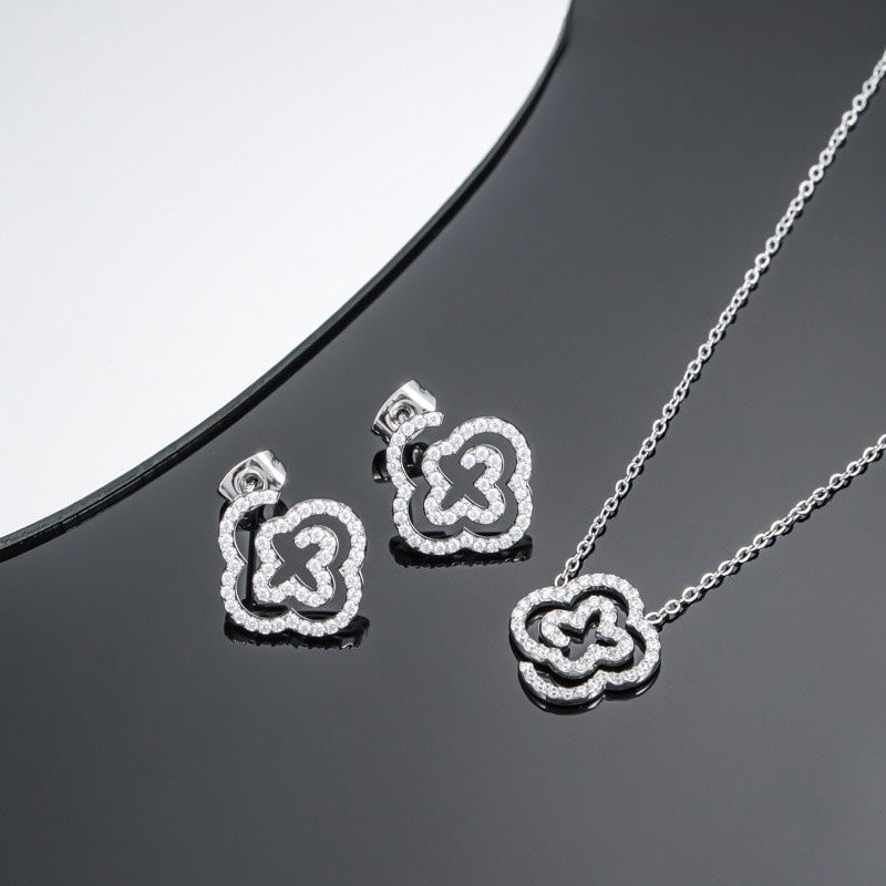 Set de de aretes y dije estilo trébol