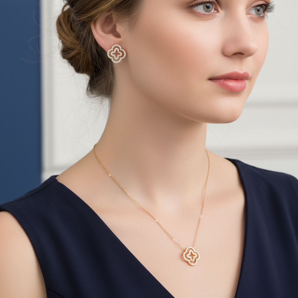 Set de de aretes y dije estilo trébol