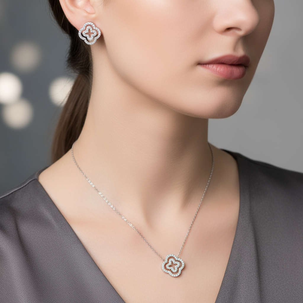 Set de de aretes y dije estilo trébol