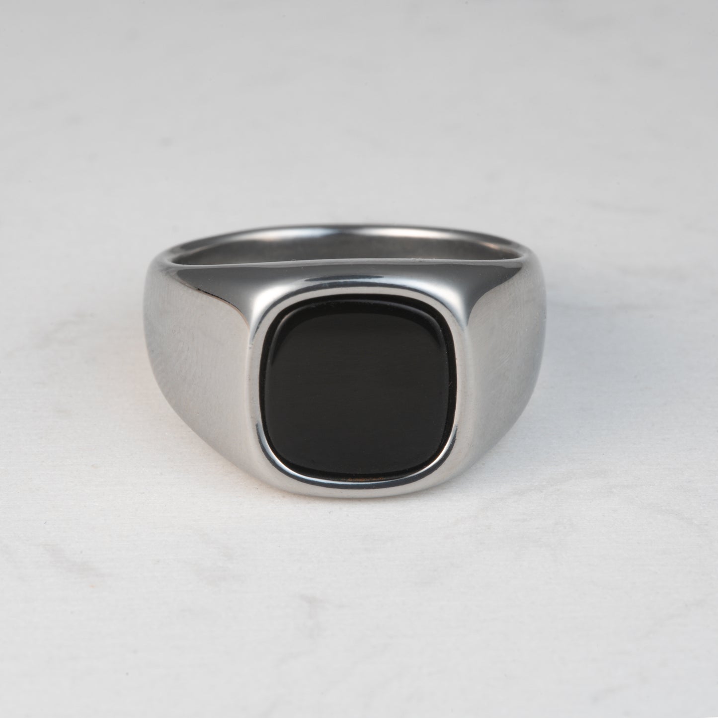 Anillo elegante con incrustación en Onix