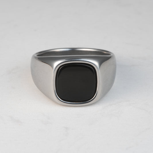 Anillo elegante con incrustación en Onix