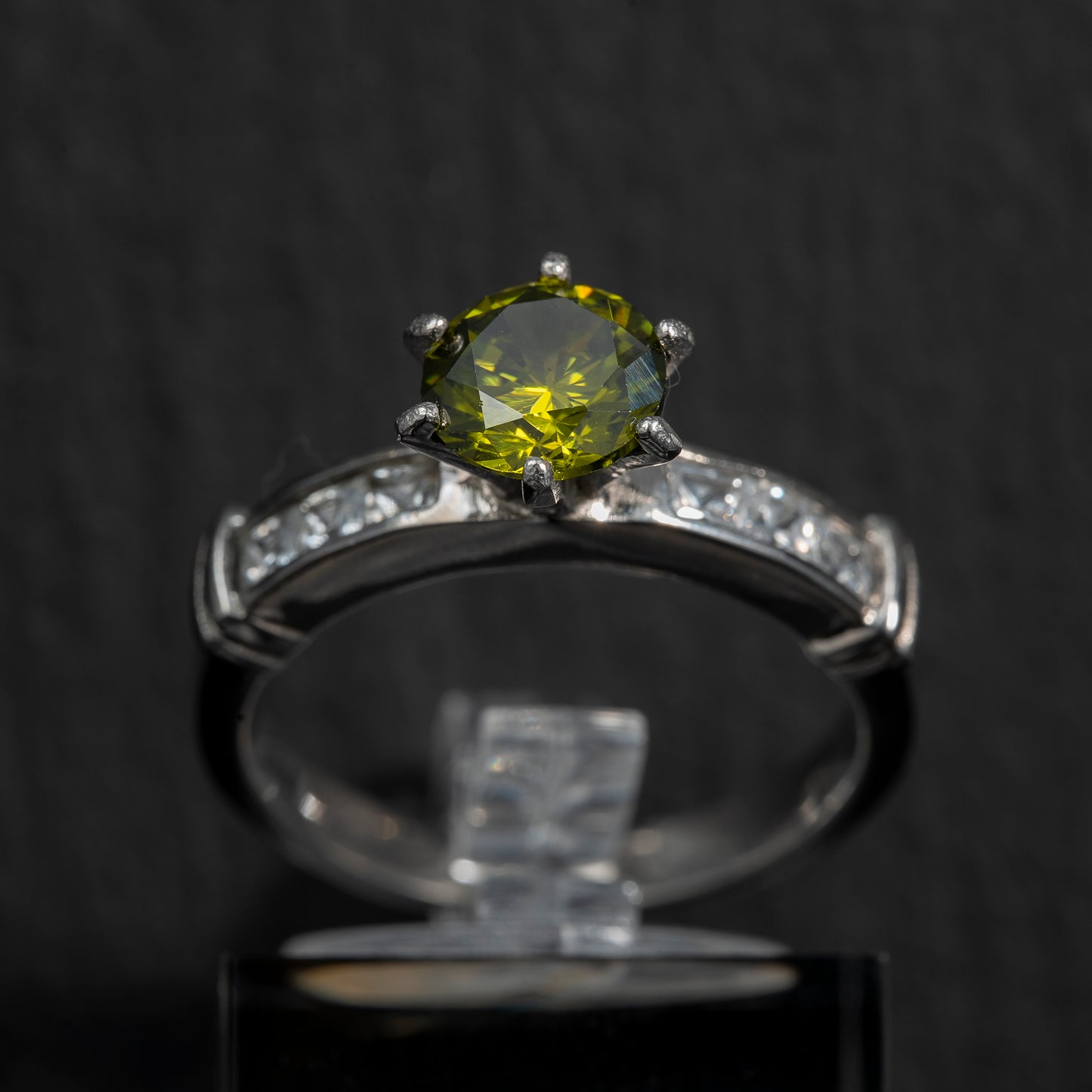 Anillo acero circonia peridot