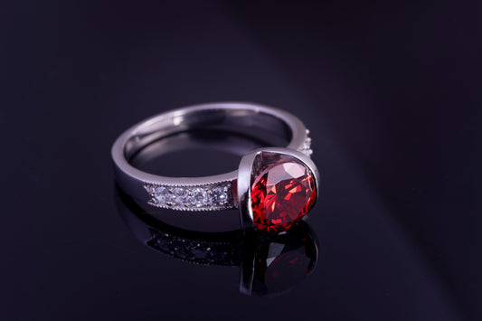 Anillo con Circonia roja