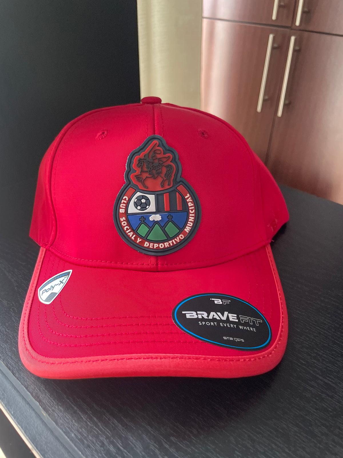 Gorra Municipal rojo ribete