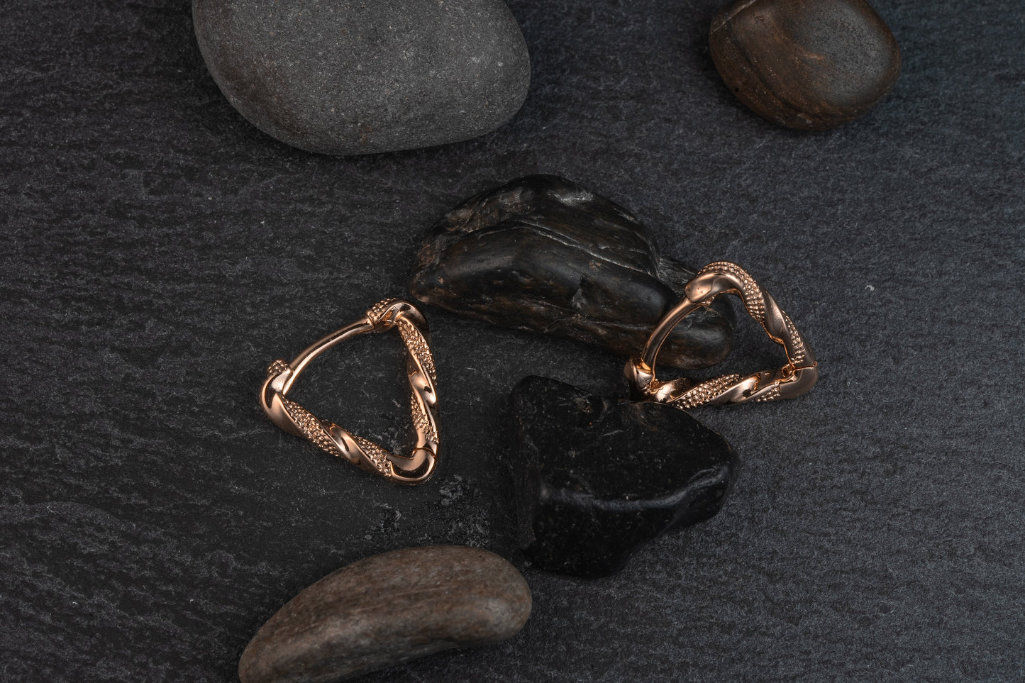 Argollas pequeñas triangulares.