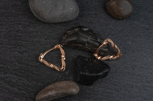 Argollas pequeñas triangulares.