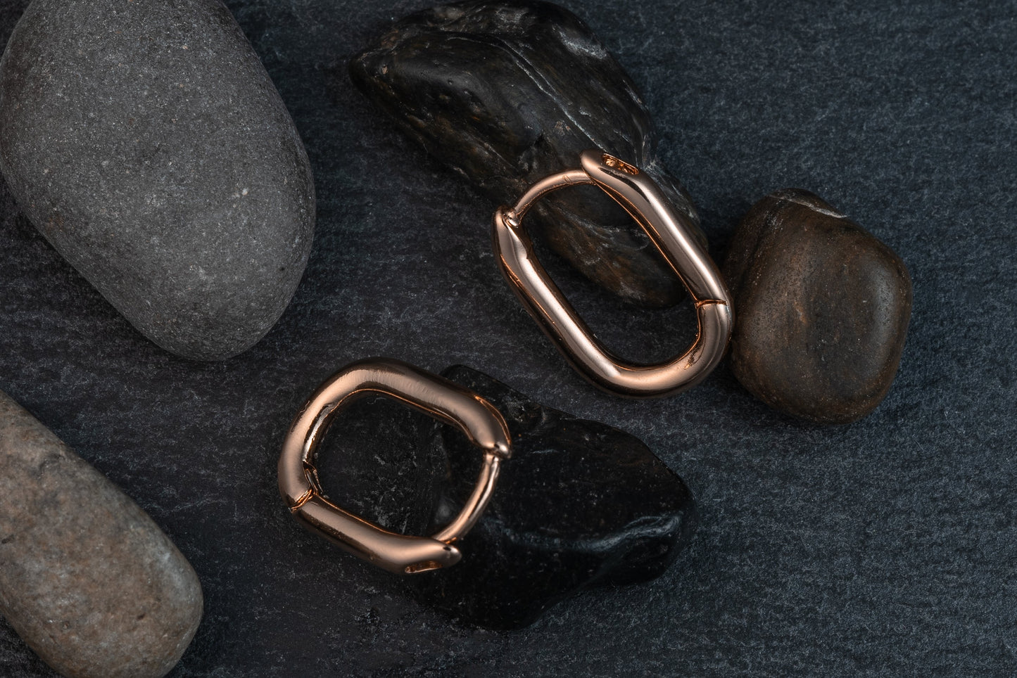 Argollas pequeñas básicas ovaladas