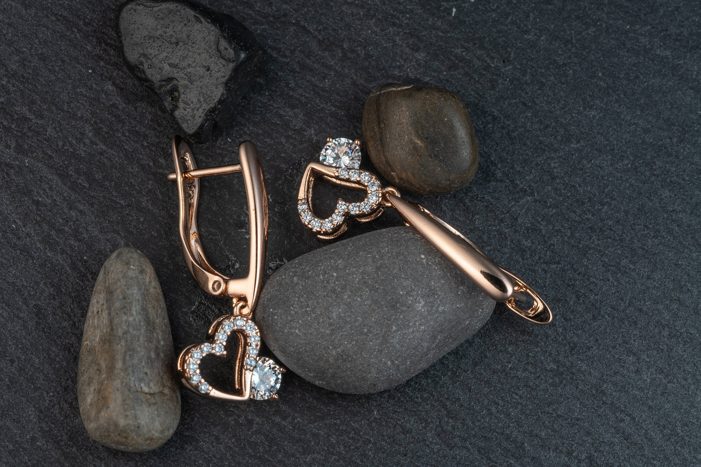 Argollas con dije de corazón.