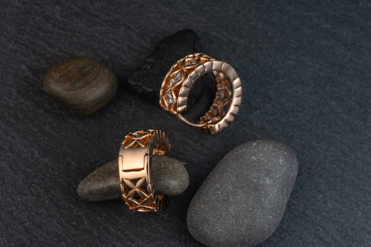 Argollas rombos con incrustaciones.