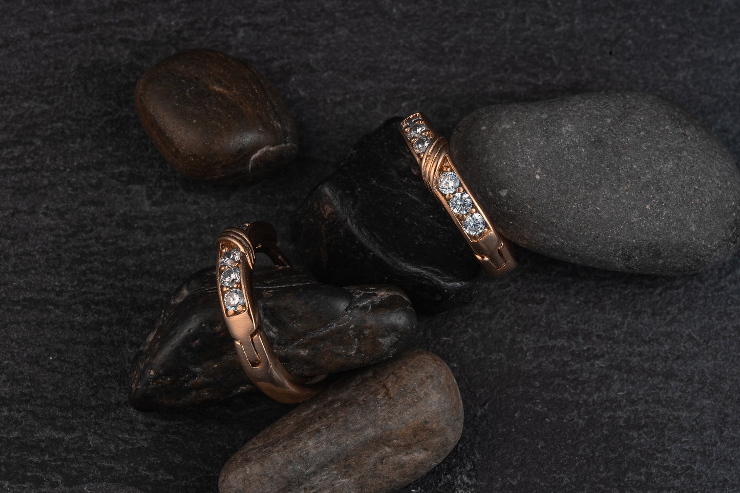Argollas de Zamak delgadas con incrustaciones rosegold