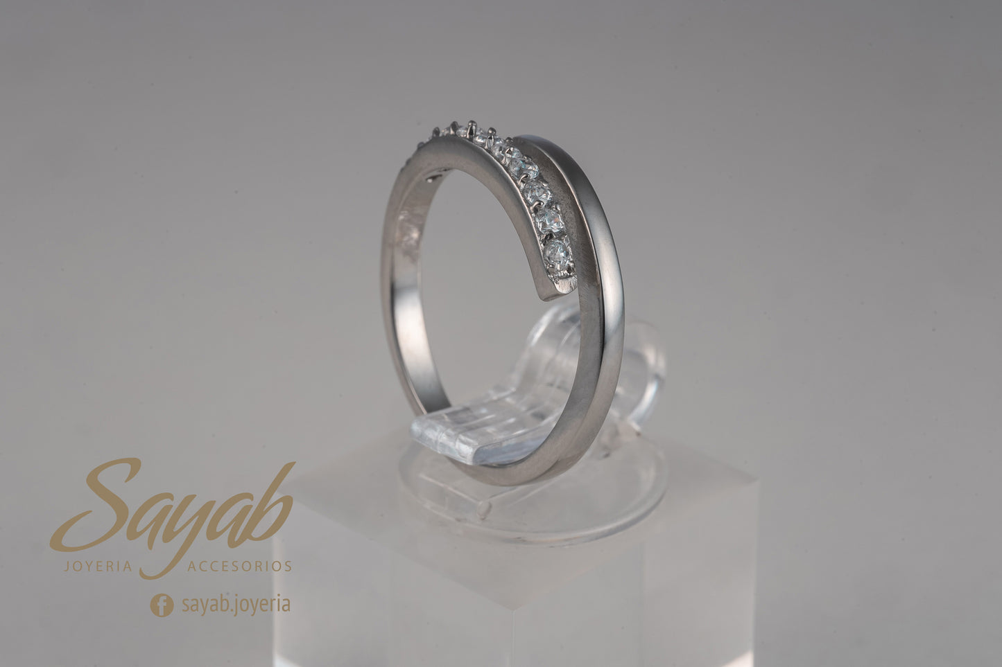 Anillo de acero abierto traslapado