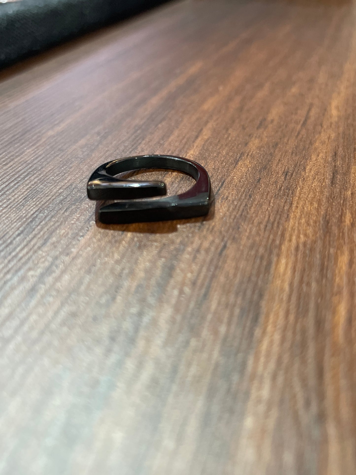 Anillo negro traslapado