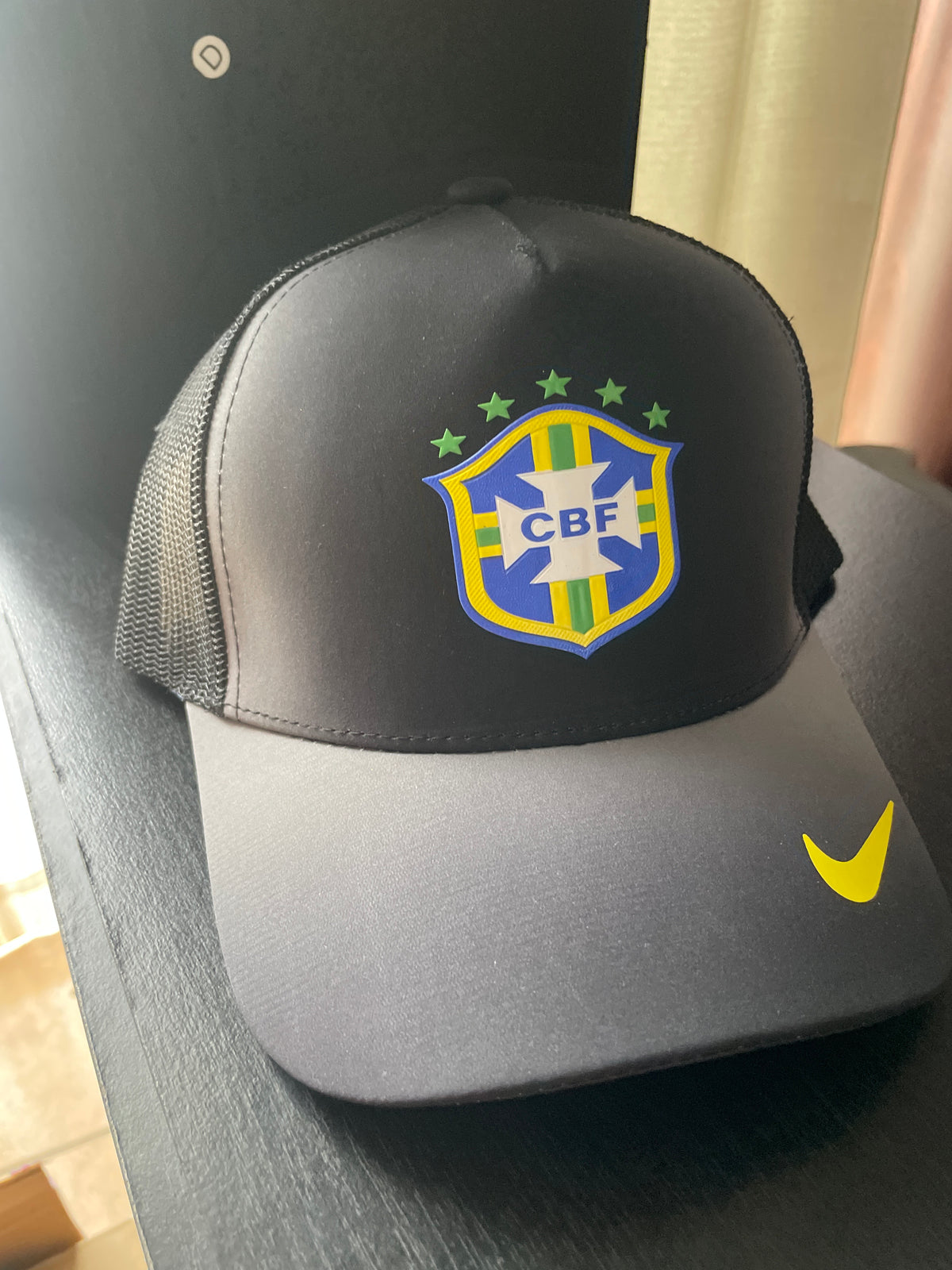 Gorra FIFA Brasil negra PVC