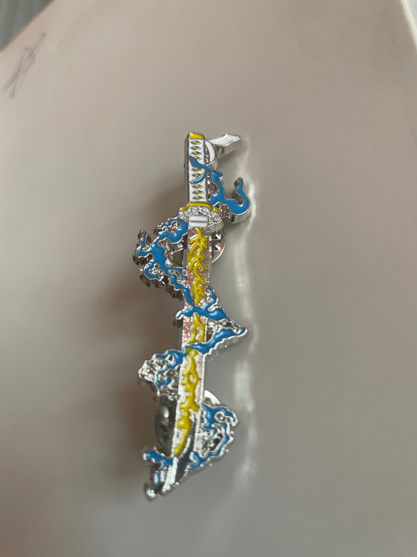 Pin Kimetsu no Yaiba Katana