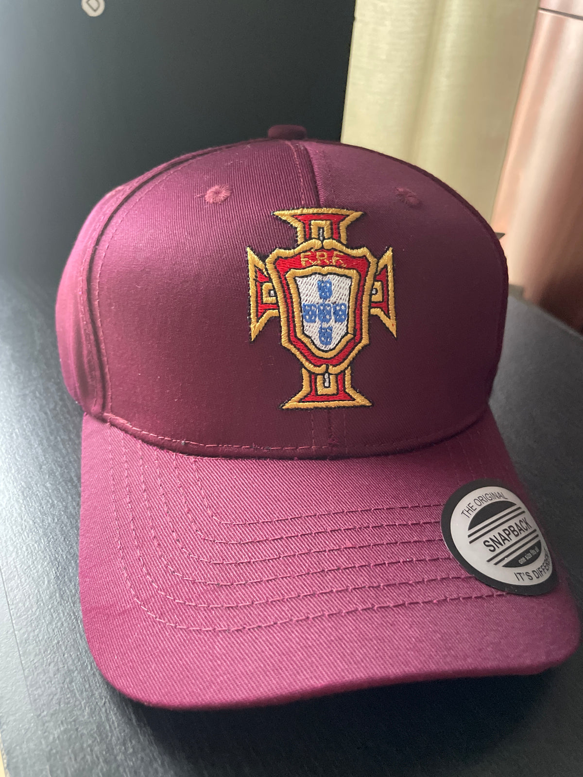 Gorra FIFA Portugal vino bordada