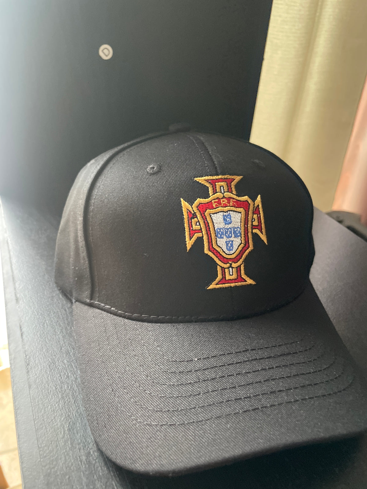 Gorra FIFA Portugal negra bordada