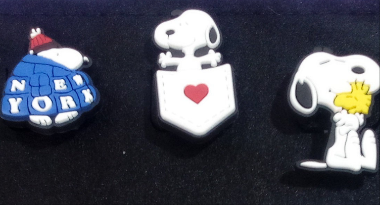 Pin Croks Snoopy y Charly Brown