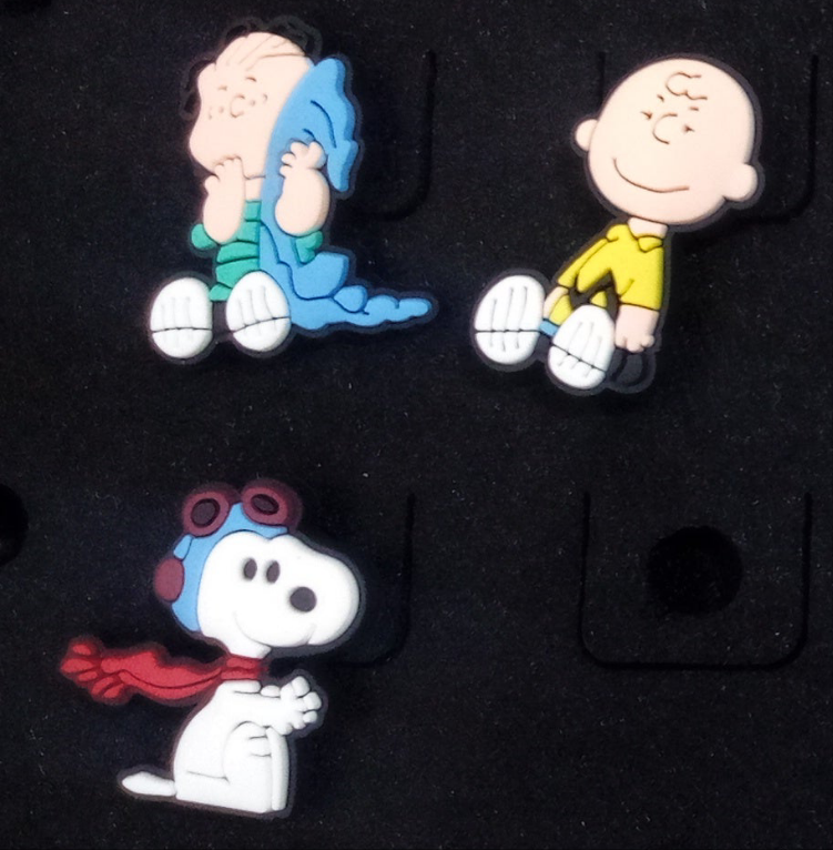 Pin Croks Snoopy y Charly Brown