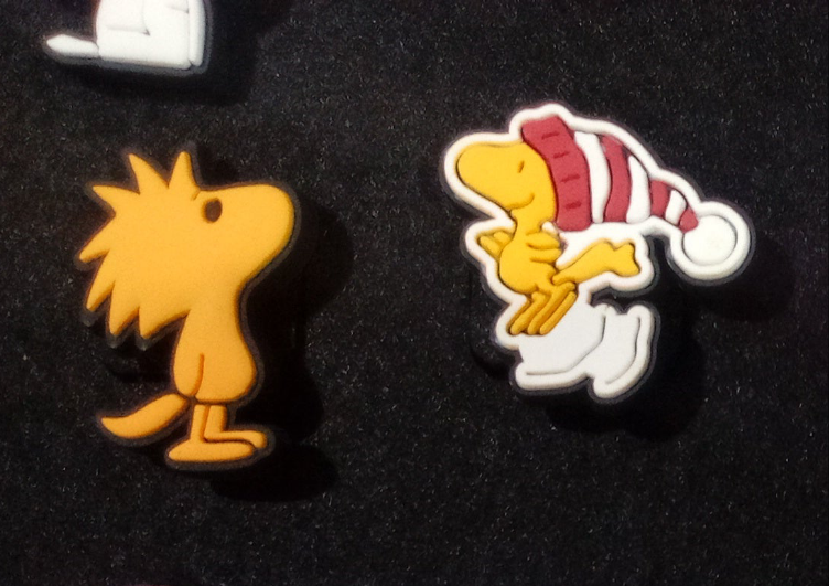 Pin Croks Snoopy y Charly Brown