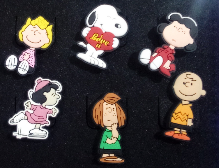 Pin Croks Snoopy y Charly Brown